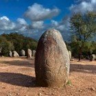 Il Cromlech di Almendres, nel distretto di Évora è un complesso megalitico situato a nel comune di Nossa Senhora de Guadalupe a 13 km da Évora è uno dei più antichi siti cromlech d'Europa