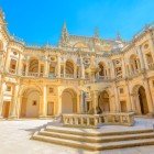 Convento di Cristo nel Castello Templare di Tomar in Portogallo, interni con vista della fontanta e del Chiostro rinascimentale di D.João III