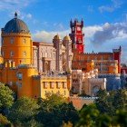 Palácio da Pena, eccezionale esempio del revivalismo romantico del XIX secolo. Fu edificato nel luogo dove sorgeva un antico convento sul Monte da Pena da D. Fernando de Saxe Coburgo-Gotha