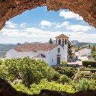 Vista del centro di Marvao piccolo borgo nell'Alentejo e del museo municipale ospitato in una chiesa