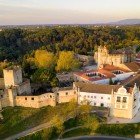 Vista aerea del Convento di Cristo e del Castello Templare (Patrimonio dell'Umanità UNESCO) edificati su un antico luogo di culto romano, testimonianza della lunga storia dell'Occidente