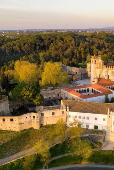 Vista aerea del Convento di Cristo e del Castello Templare (Patrimonio dell'Umanità UNESCO) edificati su un antico luogo di culto romano, testimonianza della lunga storia dell'Occidente