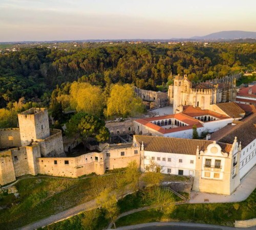 Vista aerea del Convento di Cristo e del Castello Templare (Patrimonio dell'Umanità UNESCO) edificati su un antico luogo di culto romano, testimonianza della lunga storia dell'Occidente