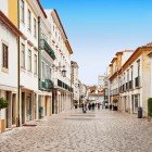 Vista del corso principale nel centro della città di Tomar in Portogallo