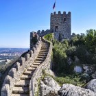 Il Castello dei Mori (Castel dos Mouros) fu costruito durante la dominazione moresca tra VIII e il XII secolo nel distretto di Sintra, oggi Patrimonio dell'Umanità UNESCO