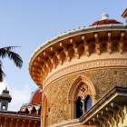 Palazzo di Monserrate nella città di Sintra, relaizzato da Sir Francis Cook è una villa del XIX secolo. Un originale mistura di diversi stili arabi, circondati da giadini in stile inglese