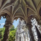 La Quinta da Regaleira chiamata anche Palácio da Regaleira a Sintra, è una tenuta di 5 ettari con villa dallo stile neogotico completa di sculture e gargoyle di pietra, giardini e grotte