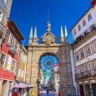 L'Arco da Porta Nova è uno dei monumenti principali di Braga, in stile Barocco e Neoclassico, fu progettato dall'architetto Andrè Soares, è collogato tra edifici e negozi commerciali e segna l'ingresso occidentale delle mura medievali della città