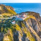 Cabo da Roca è un capo situato a 140 metri sul livello del mare sulla costa portoghese, nella frazione di Colares del comune di Sintra, distretto di Lisbona