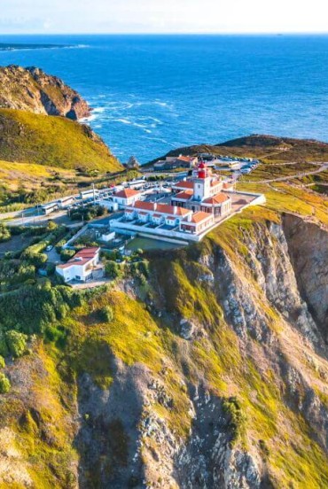 Cabo da Roca è un capo situato a 140 metri sul livello del mare sulla costa portoghese, nella frazione di Colares del comune di Sintra, distretto di Lisbona