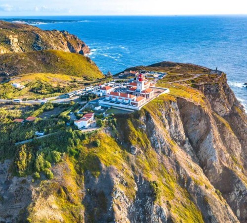 Cabo da Roca è un capo situato a 140 metri sul livello del mare sulla costa portoghese, nella frazione di Colares del comune di Sintra, distretto di Lisbona