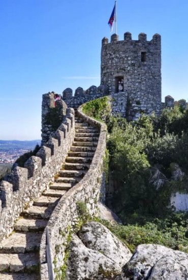 Il Castello dei Mori (Castel dos Mouros) fu costruito durante la dominazione moresca tra VIII e il XII secolo nel distretto di Sintra, oggi Patrimonio dell'Umanità UNESCO