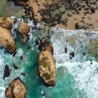 Dettaglio dell'oceano e della costa di Cabo da Roca nella frazione di Colares , comune di Sintra in Portogallo