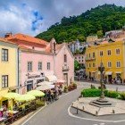 Piazza Largo Dr. Gregorio d'Almeida nella città di Sintra in Portogallo, consigliata per la presenza di ottimi ristoranti e caffè