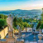 Vista della chiesa di Bom Jesus do Monte a Braga, famosa per la scalinata decorata con sculture che conduce ad essa