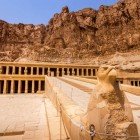 Ingresso principale al tempio della regina faraone Hatshepsut, situato sulla riva occidentale del fiume Nilo, vicino alla Valle dei Re e alla città di Luxor