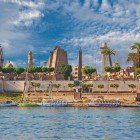 Luxor sorge sull'antico sito di Tebe sulla riva destra del Nilo nel Sud dell'Egitto. A meno di 1 km si trova il tempio di Luxor, e poco distanti le tombe dei faraoni della Valle dei Re e della Valle delle Regine