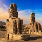 Colossi di Memnone, enormi statue di pietra costruite dal faraone Amenhotep III oltre 3400 anni fa nella necropoli di Tebe sulla riva opposta della città di Luxor