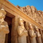 Dettagli delle statue di pietra nel Tempio di Hatshepsut (nelle vicinanze della Valle dei Re). Hatshepsut fu la prima sovrana dell'antico Egitto a regnare come un maschio