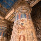 Dettaglio dei dipinti e geroglifici delle colonne di Medinet Habu (tempio di Ramses III) , sulla riva occidentale di Luxor in Egitto