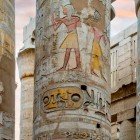 Eccezionali dettagli di un colonnato nel Complesso Tempale di Karnak a Luxor in Egitto