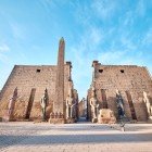 Ingresso principale del Tempio di Luxor, in evidenza il primo pilone con obelisco e statue di Ramses II