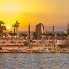 Città di Luxor sulle sponde del fiume Nilo in Egitto vista al tramonto