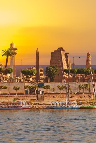 Città di Luxor sulle sponde del fiume Nilo in Egitto vista al tramonto