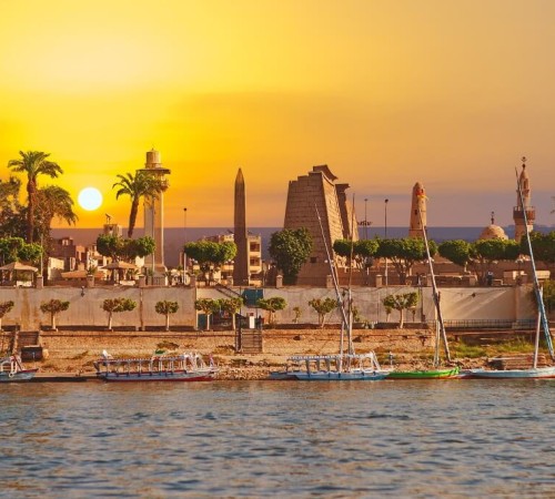 Città di Luxor sulle sponde del fiume Nilo in Egitto vista al tramonto