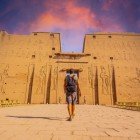 Tempio di Edfu al tramonto dedicato al dio Horus nella città di Edfu sulla riva occidentale del Nilo, fra Esna e Assuan dove il fiume forma un'ampia ansa di notevole bellezza