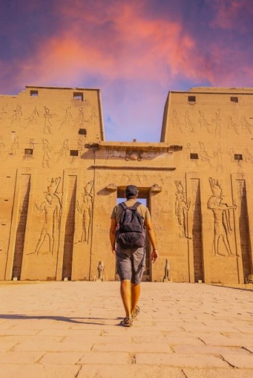 Tempio di Edfu al tramonto dedicato al dio Horus nella città di Edfu sulla riva occidentale del Nilo, fra Esna e Assuan dove il fiume forma un'ampia ansa di notevole bellezza