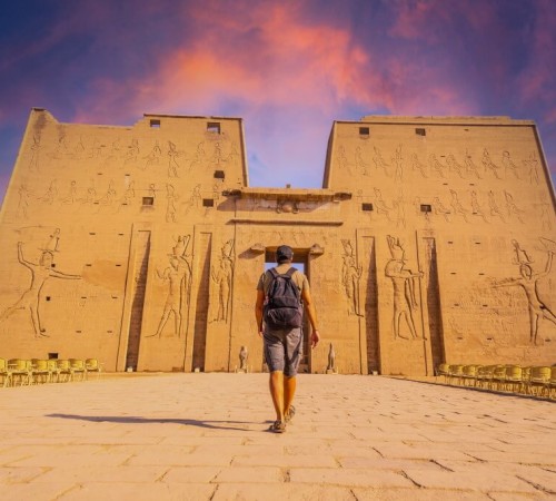 Tempio di Edfu al tramonto dedicato al dio Horus nella città di Edfu sulla riva occidentale del Nilo, fra Esna e Assuan dove il fiume forma un'ampia ansa di notevole bellezza