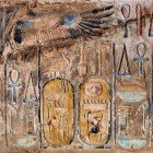 Un murale multicolore del tempio di Karnak a Luxor, con la dea avvoltoio e scritture geroglifiche con i cartigli di Tutmosis III