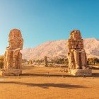 Veduta della Necropoli di tebe sulla sponda opposta del Nilo della città di Luxor dei Colossi di Memnone costruiti oltre 3400 anni fa dal faraone Amenhotep III