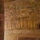 Antichi geroglifici egizi scolpiti sulle pareti e sulle colonne di arenaria nel Tempio di Edfu in Egitto