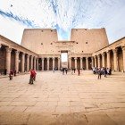 Interni del Tempio di Edfu risalente all'Antico Regno, fu restaurato durante il Nuovo Regno nella XVIII dinastia da Thutmosi III ed inglobato successivamente nella nuova ricostruzione durante la dinastia tolemaica.