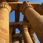 Tempio di Kom Ombo, spettacolari dettagli dei geroglifici e bassorilievi del colonnato del tempio