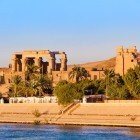 Il Tempio di Kom Ombo sulla riva destra del fiume Nilo nel governarato di Assuan. Il Tempio fu progettato in modo simmetrico con due sezioni, una dedicata al dio Sobek e l’altra al dio Horus