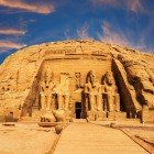 Abu Simbel e Isambul è un sito archeologico nel governatorato di Assuan nell'Egitto meridionale sulla riva occidentale del lago Nasser