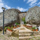 Una tipica casa nella roccia nel villaggio di Monsanto nel comune di Idanha a Nova nella regione di Alentejo in Portogallo