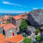 Panorama di Monsanto nel comune di Idanha a Nova nella regione di Alentejo in Portogallo. Luogo caratteristico per l'area megalitica di granito in cui è situato e per la presenza di una fortezza già posseduta dai templari