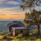 Panorama spettacolare da una delle case tipiche di Monsanto scavate nella roccia tra enormi sassi nel comune Idanha-a-Nova sud est della Serra da Estrela, in Portogallo