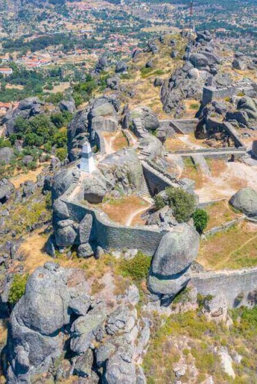 Vista aerea del castello di Monsanto ex freguesia del Portogallo del comune di Idanha-a-Nova. Luogo caratteristico per l'area megalitica di granito in cui è situato e per la presenza di una fortezza già posseduta dai templari