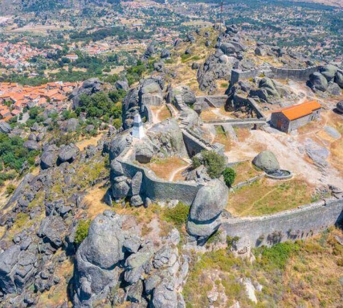 Vista aerea del castello di Monsanto ex freguesia del Portogallo del comune di Idanha-a-Nova. Luogo caratteristico per l'area megalitica di granito in cui è situato e per la presenza di una fortezza già posseduta dai templari