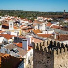 Vista dal Castello del Villaggio di Alter do Chão e delle tipiche case portoghesi in provincia di Alentejo in Portogallo