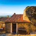 Dettagli di una tipica casa nella roccia del villaggio di Monsanto nel comune di Idanha a Nova in Portogallo