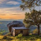 Panorama spettacolare da una delle case tipiche di Monsanto scavate nella roccia tra enormi sassi nel comune Idanha-a-Nova sud est della Serra da Estrela, in Portogallo