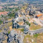 Vista aerea del castello di Monsanto ex freguesia del Portogallo del comune di Idanha-a-Nova. Luogo caratteristico per l'area megalitica di granito in cui è situato e per la presenza di una fortezza già posseduta dai templari