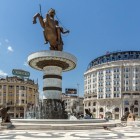 La fontana di Alessandro il Grande, si compone di una scalinata, di un bacino di 60 metri di diametro e di una colonna centrale di 20 metri di altezza con tre anelli istoriati in marmo Bianco di Carrara di 4 metri di diametro