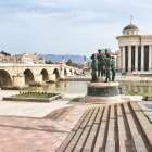 Il Ponte di Pietra che attraversa il fiume Vardar a Skopje capitale della Macedonia del Nord